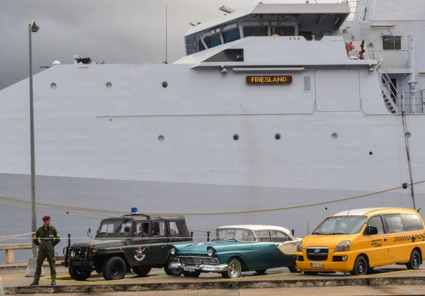 El buque patrullero de alta mar (OPV) Friesland, permanece atracado en el puerto de La Habana el 11 de enero de 2016.