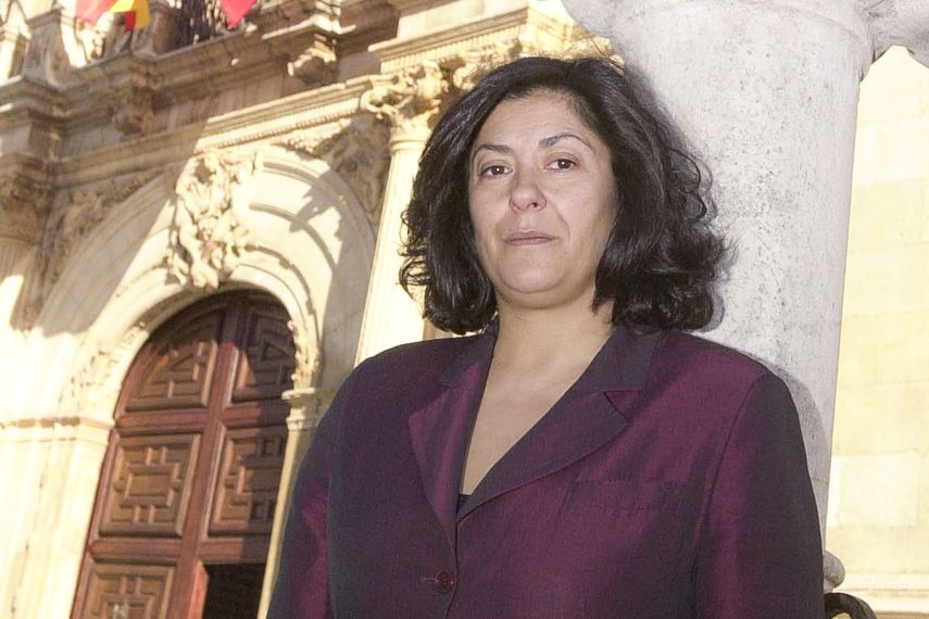 En esta fotografía tomada el 4 de julio de 2000, la escritora española Almudena Grandes posa en Alcalá de Henares, cerca de Madrid.