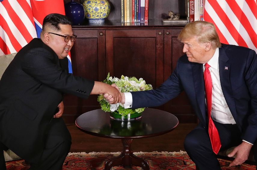 El presidente Donald Trump (der.) y el líder norcoreano, Kim Jong-un (izq.) se saludan antes de iniciar su encuentro privado en la histórica cumbre del 12 de junio en Singapur. (Archivo)