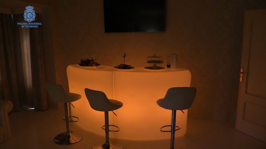 El cuerpo policial ha explicado que las víctimas eran obligadas a permanecer en el interior de dicho inmueble ejerciendo la prostitución durante 20 horas al día.