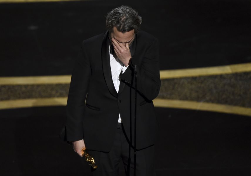 Joaquin Phoenix recibe el Oscar al mejor actor por Joker el domingo nueve de febrero de 2020 en el Teatro Dolby en Los Angeles.&nbsp;