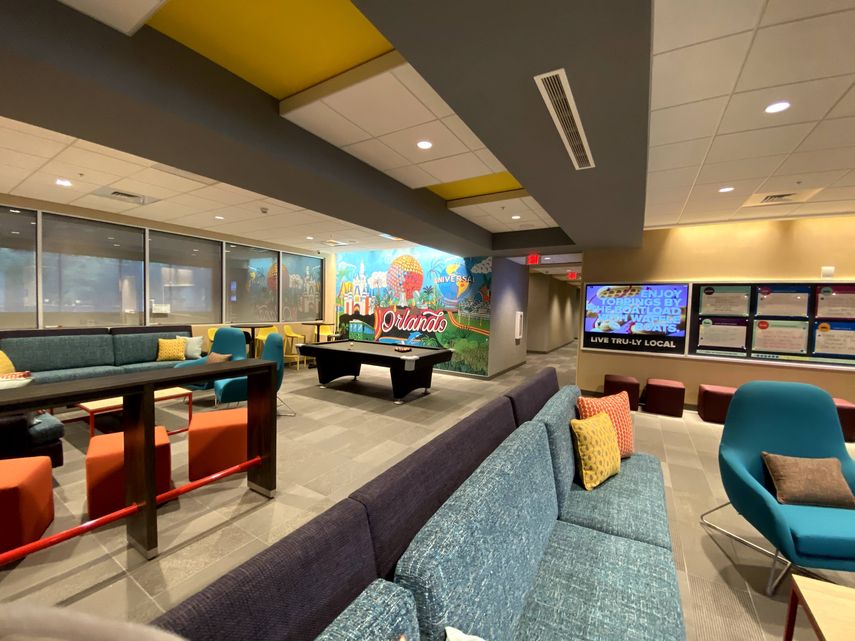 Imagen de una de las áreas interiores de Tru by Hilton en Orlando.