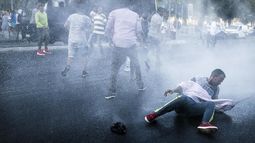 &nbsp;La policía utiliza cañones de agua para dispersar a un centenar de inmigrantes que protestan en la plaza de la Independencia en&nbsp;Roma&nbsp;(Italia).