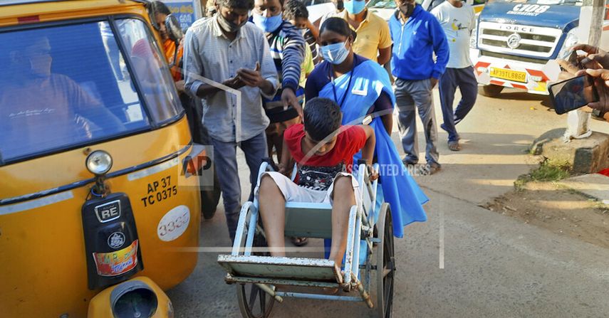 Transportan en silla de ruedas a un niño enfermo al hospital estatal de Eluru, Andra Pradesh, India, 6 de diciembre de 2020. Han hospitalizado a más de 200 personas debido a una enfermedad no identificada que desconcierta a los médicos.