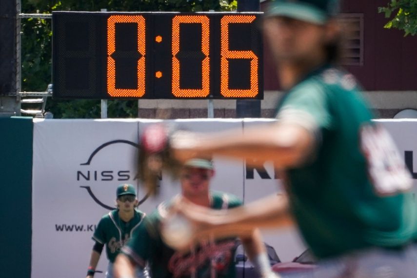 El reloj ha reducido el tiempo promedio de un juego de nueve entradas en las ligas menores de 3:04 en 2021 a 2:38 esta temporada. El tiempo promedio de un juego de nueve entradas en la MLB este año es de 3:06
