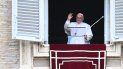 El papa Francisco saluda desde la ventana del palacio apostólico con vista a la plaza de San Pedro durante la oración semanal del Ángelus el 19 de junio de 2022 en el Vaticano.  