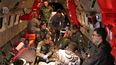 La Fuerza Aérea Colombiana muestra en una fotografía a miembros del Ejército colombiano revisando a uno de los cuatro niños indígenas que fueron encontrados con vida después de estar perdidos durante 40 días en la selva amazónica colombiana luego de un accidente aéreo en San José del Guaviare durante su traslado a Bogotá.&nbsp;