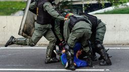 El nuevo dossier, presentado en La Haya, contiene torturas por asfixias con bolsas plásticas,  aplicación de descargas eléctricas, ahogamiento, golpes y patadas en  todo el cuerpo y un caso de tortura sexual con violación.