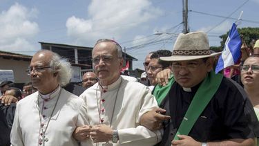 El obispo Silvio Báez (cen.) y cardenal Leopoldo Brenes (izq.) participan en una marcha contra el régimen de Ortega.&nbsp;
