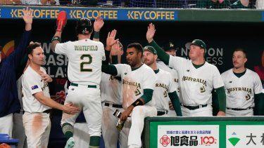 Aaron Whitefield, segundo a la izquierda, de Australia es felicitado por sus compañeros de equipo después de conectar un jonrón durante su partido del Grupo B contra China en el Clásico Mundial de Béisbol en el Tokyo Dome, Japón, el sábado 11 de marzo de 2023.&nbsp;