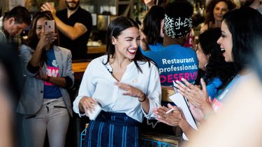 Alexandria Ocasio-Cortez, imagen visible del ala más progresista de su partido y diana de las críticas más afiladas del conservador&nbsp;Partido Republicano&nbsp;de&nbsp;Donald Trump, aboga por un aumento del salario mínimo federal a 15 dólares la hora