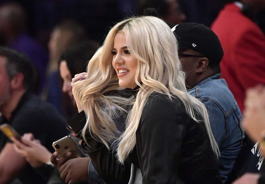 En esta foto de archivo del 13 de enero de 2019, Khloé Kardashian observa durante la segunda mitad de un juego de baloncesto de la NBA entre Los Angeles Lakers y Cleveland Cavaliers, en Los Angeles.&nbsp;