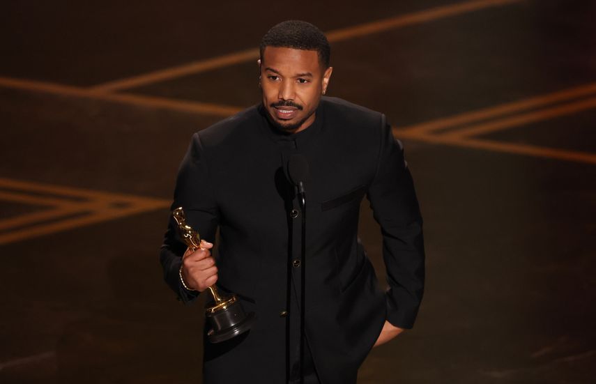 El actor estadounidense Michael B. Jordan recibe el premio al Mejor Actor Protagonista por Sinners en el escenario durante la 98.ª edición de los Premios de la Academia en el Dolby Theatre de Hollywood, California, el 15 de marzo de 2026.