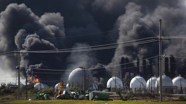 sigue incendio en planta de texas; 50.000 desalojados