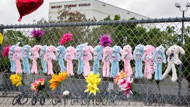 Ofrenda a las afueras de la secundaria Marjorie Stoneman Douglas en Parkland.&nbsp;