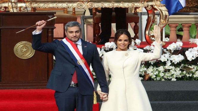 El nuevo presidente de&nbsp;Paraguay Mario Abdo Benítez&nbsp; y su esposa Silvana López&nbsp; saludan tras recibir la banda presidencial.