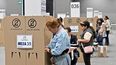 Ciudadanos emiten su voto en un centro electoral durante las elecciones presidenciales en Bogotá el 31 de mayo de 2026.