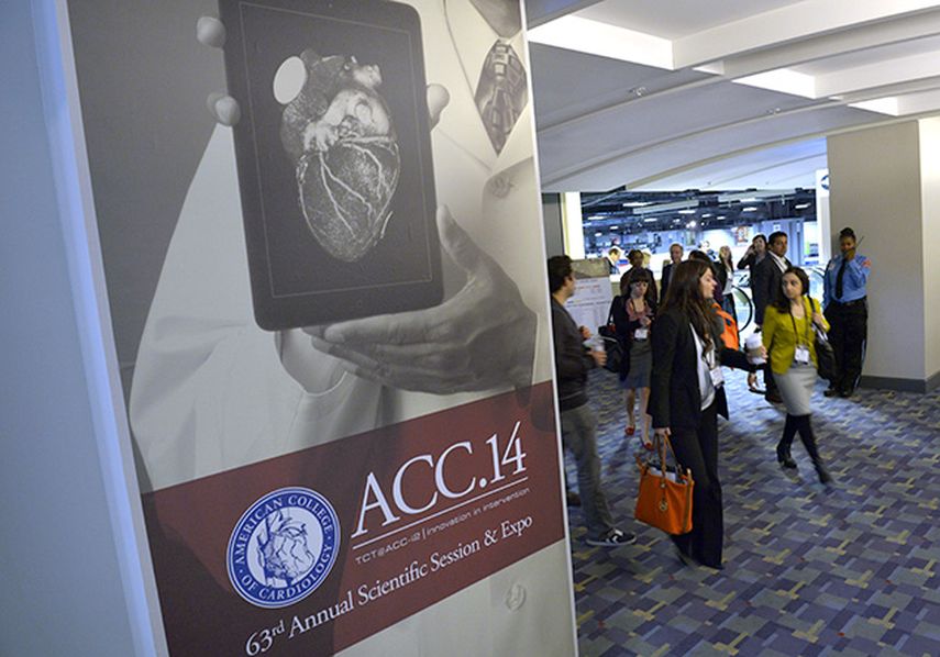 Asistentes a una conferencia del Colegio Americano de Cardiología en Washington, en la que se presentó una nueva clase de medicamentos experimentales que puede reducir considerablemente el colesterol. (AP foto/Susan Walsh)