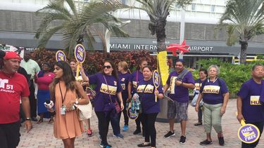Trabajadores de la empresa Ultra Aviation Services en huelga, en frente del MIA (Miami International Airport)