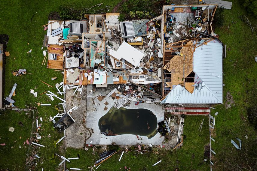 La imagen aérea muestra una casa destruida tras el huracán Milton en Port St Lucie, Florida.