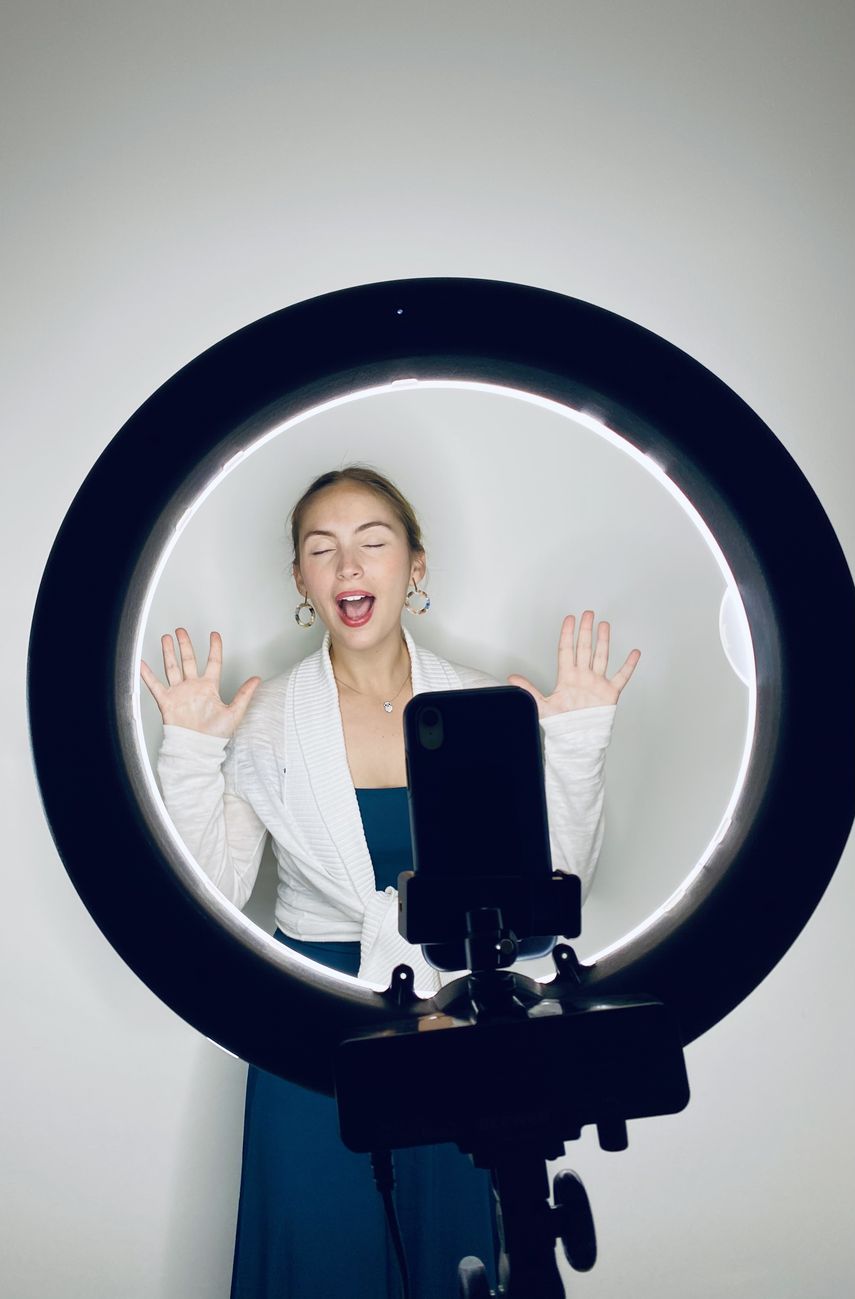 La actriz y cantante venezolana Bettina Lobo hace de TikTok su nuevo escenario desde Miami.