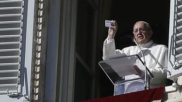 El papa Francisco muestra un rosario dentro de una caja que parece para medicamentos durante su aparición dominical en la plaza de San Pedro, en el Vaticano. (Foto AP)