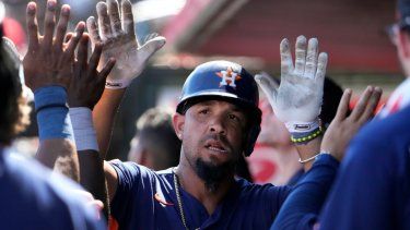 En foto del 2 de marzo del 2023, José Abreu de los Astros de Houston es felicitado por sus compañeros tras su jonrón solitario en el encuentro de exhibición ante los Cardenales de San Luis.