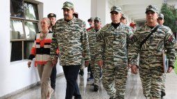 Nicolás Maduro (2.º-izquierda), caminando con su esposa, Cilia Flores, y el ministro de Defensa de Venezuela, Vladimir Padrino (2.º-derecha), antes de una reunión con el alto mando militar en Caracas.&nbsp;