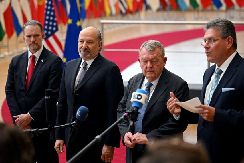 El representante de Comercio de Estados Unidos Jamieson Greer (extremo izquierdo) y a su lado el secretario de Comercio estadounidense&nbsp; Howard Lutnick durante una conferencia de prensa en Bruselas, Bélgica.