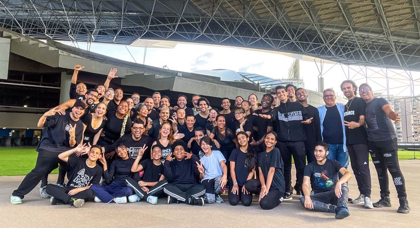 Parte del elenco y equipo de producción de José Gregorio Hernández, El musical.