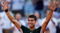 Carlos Alcaraz celebra tras vencer a Novak Djokovic en la semifinal del Abierto de Madrid el sábado 7 de mayo del 2022. 