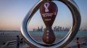 Un par de niños observa el reloj que marca la cuenta regresiva hacia el Mundial de Qatar en Doha, el 22 de noviembre de 2021