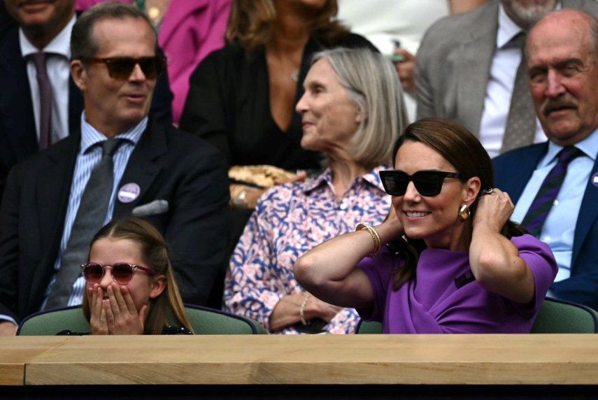 La princesa Carlota y su madre, Catalina de Gales, asisten a la final del torneo de tenis de Wimbledon.