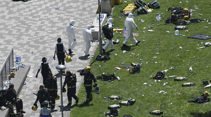 Miembros de los servicios de emergencias trabajan en los alrededores de la Torre Grenfell en Lancaster West Estate en&nbsp;Londres.&nbsp;