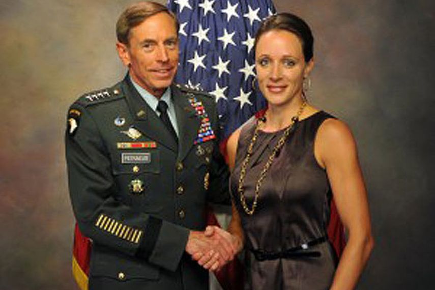 En otros casos de filtraciones de información reservada han sido duramente perseguidos por el gobierno, para Petraeus solo conllevarán el pago de 40.000 dólares , uno de los militares más prestigiosos de Estados Unidos