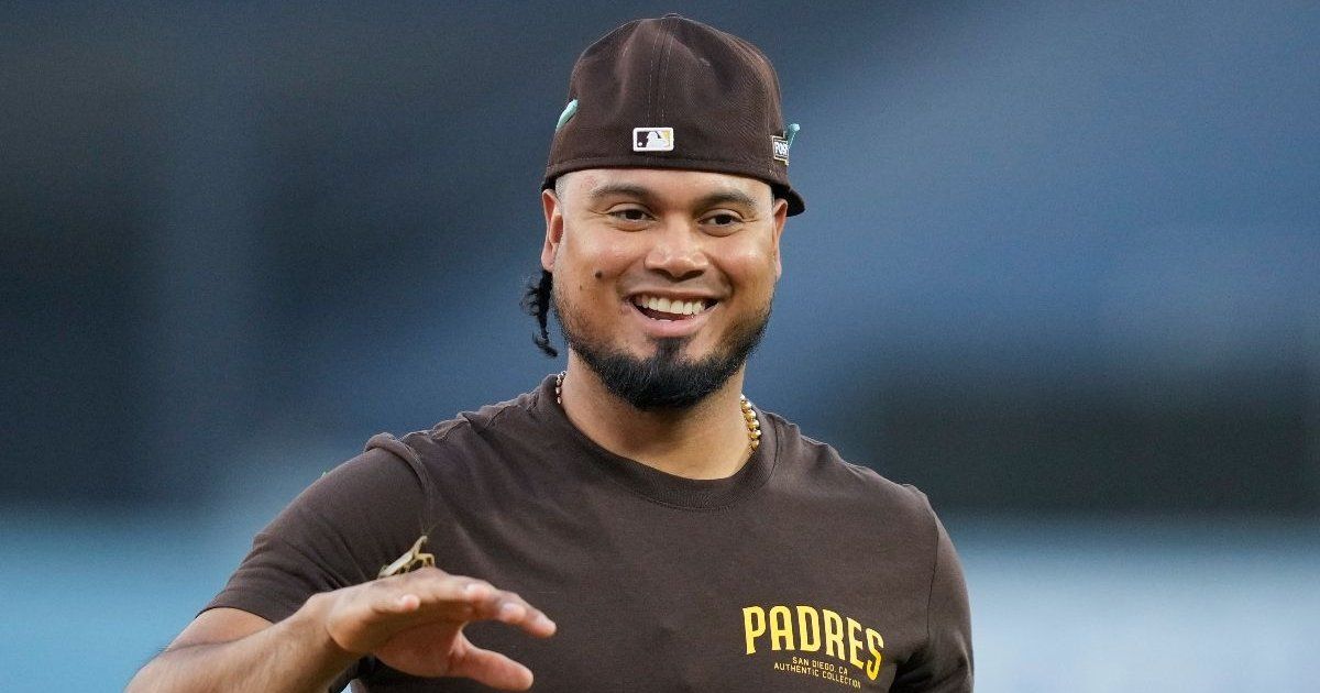 Venezolano Luis Arráez tuvo una noche de miedo al salir en camilla del estadio