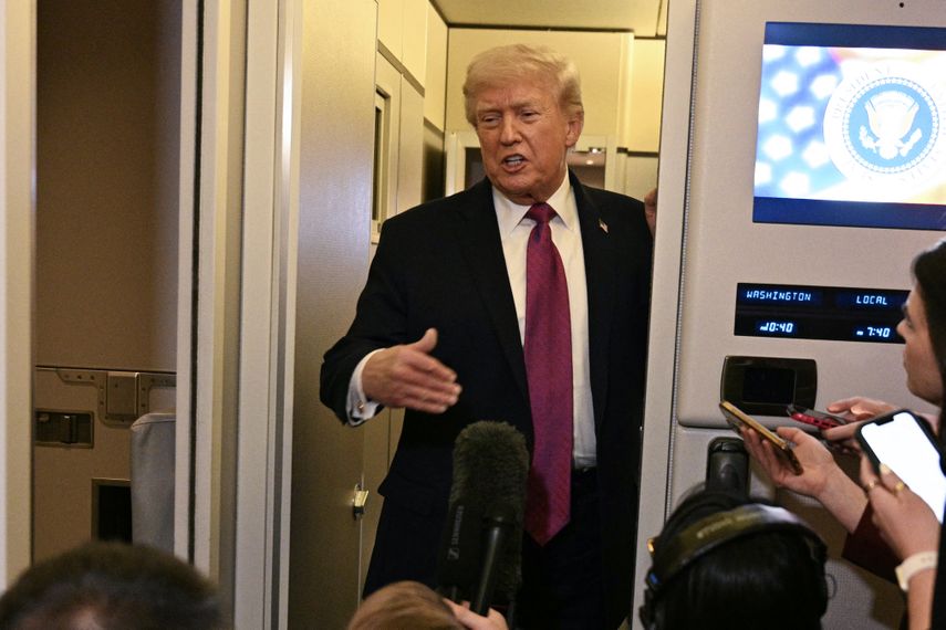 El presidente de Estados Unidos, Donald Trump, habla con la prensa a bordo del Air Force One antes de llegar a la Base Conjunta Andrews en Maryland el 17 de abril de 2026.