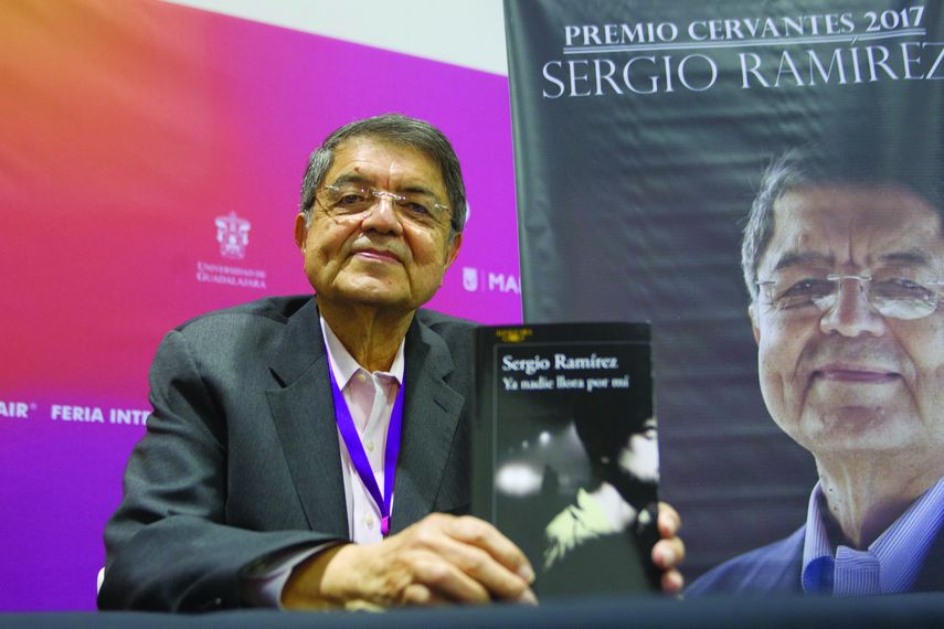 Sergio Ramírez, durante una rueda de prensa en el primer día de actividades de la Feria Internacional del Libro en Guadalajara, en México.