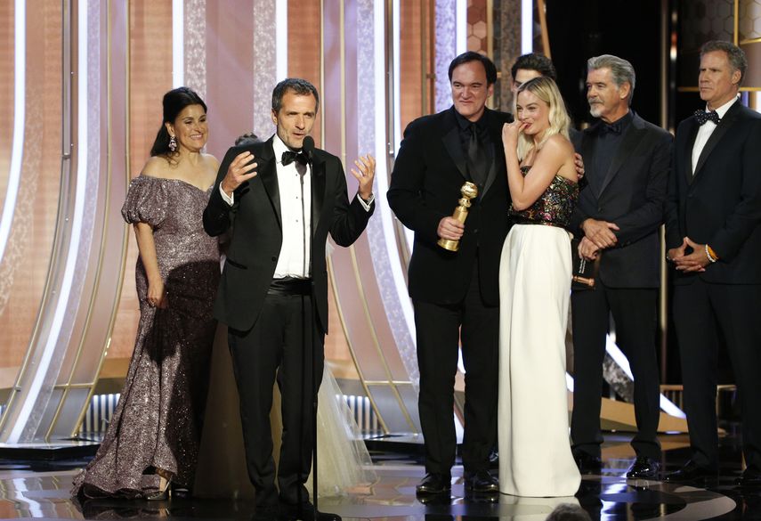 En esta imagen difundida por NBC, Shannon McIntosh, David Heyman, Quentin Tarantino y Margot Robbie, de izquierda a derecha, reciben el Globo de Oro a la mejor pel&iacute;cula de comedia o musical por Once Upon A Time...In Hollywood, junto a los presentadores Will Ferrell, a la derecha, y Pierce Brosnan.