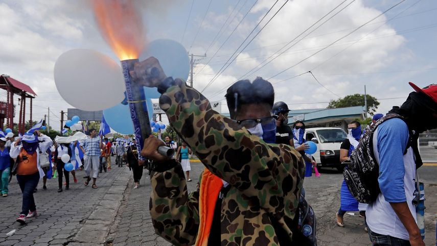Cientos de personas participan en una marcha que exige la liberación de los reos políticos del régimen de Daniel Prtega en Nicaragua.