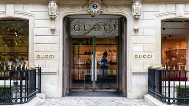 Esta fotografía muestra la fachada de una tienda de la marca de moda de lujo italiana Gucci en la Rue Montaigne de París, el 16 de abril de 2025.&nbsp; &nbsp;