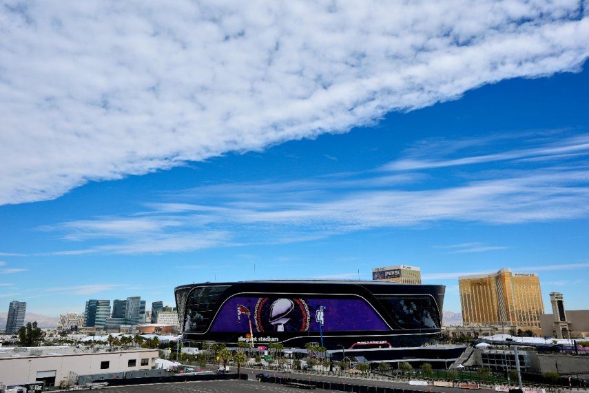 Trabajadores preparan el Estadio Allegiant en Las Vegas antes del Super Bowl 58 en foto del 31 de enero del 2024.