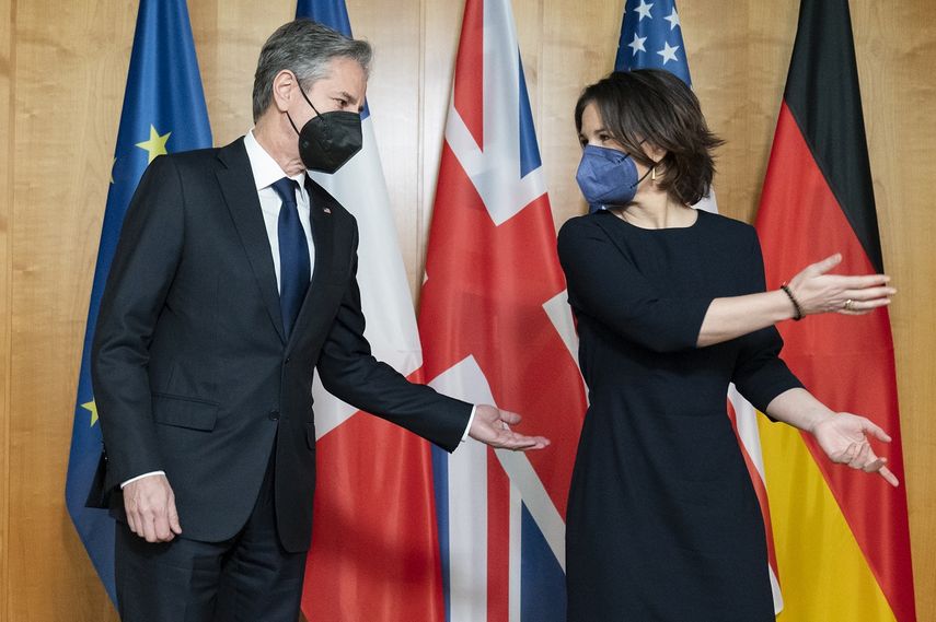 El secretario de Estado de Estados Unidos, Antony Blinken (izquierda), y la ministra alemana de Exteriores, Annalena Baerbock, antes de su reunión en el Ministerio de Asuntos Exteriores, el 20 de enero de 2022, en Berlín, Alemania.&nbsp;