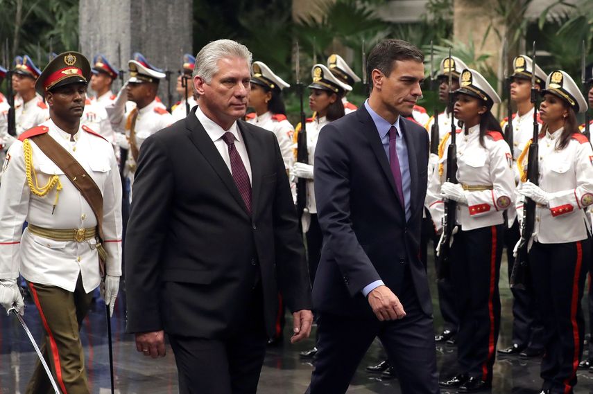 El gobernante Miguel Díaz-Canel (c) recibe al presidente del Gobierno español,&nbsp;Pedro&nbsp;Sánchez (d), a su llegada a la reunión bilateral que ambos mandatarios celebran hoy en el Palacio Presidencial, en La Habana.&nbsp;