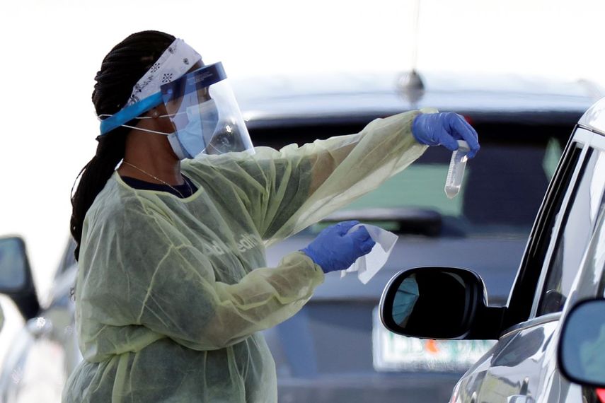 Una trabajadora sanitaria realiza pruebas de COVID-19 en un centro de pruebas, en Florida.
