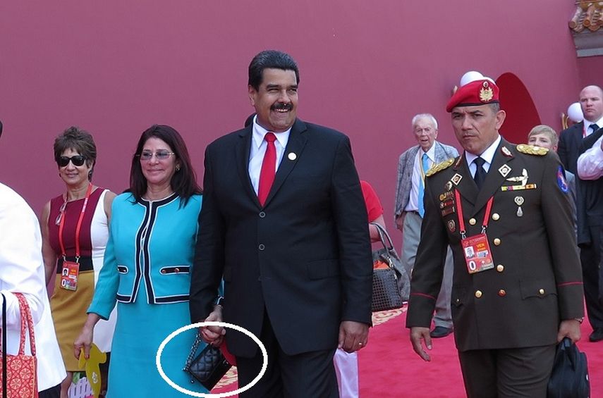 La pareja presidencial en China, con la primera dama usando un lujoso bolso. (CORTESÍA) 