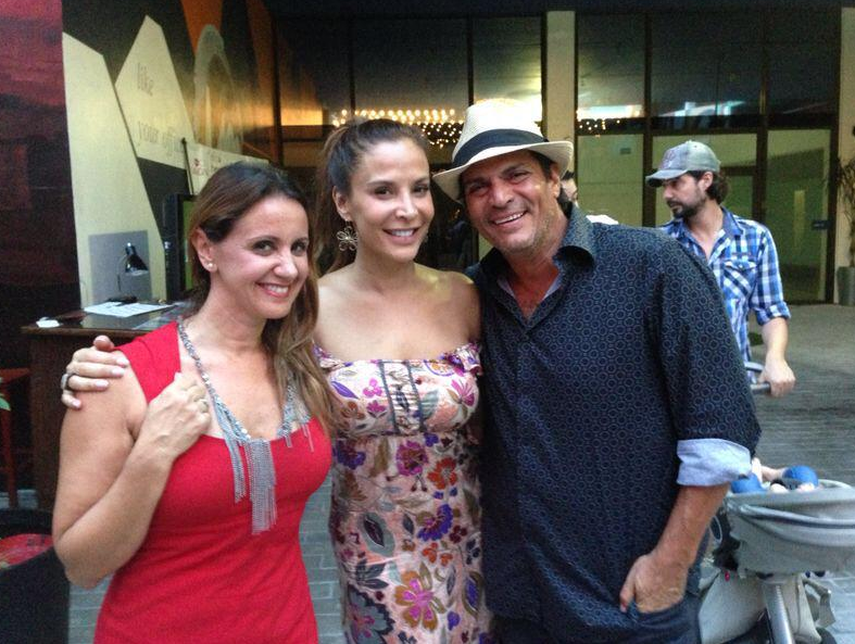 Lorena Rojas, en el medio, posa junto al actor mexicano Roberto Mateos. (TWITTER ROBERTO MATEOS)