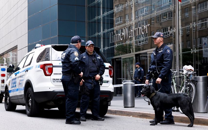 Varios policías montan guardia en el exterior del edificio Time Warner, sede de la CNN, en Nueva York, evacuado ante la amenaza de un acto de terrorismo.