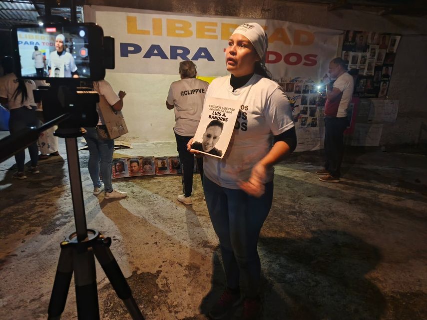 En los alrededores del Centro Nacional de Procesados Militares de Ramo Verde, a 32.6 Kilómetros de Caracas, fue uno de los lugares donde se realizó la vigilia por la libertad de los presos políticos este jueves 15 de enero