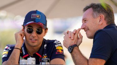 El jefe de Red Bull Christian Horner (derecha) charla con el piloto Sergio Pérez durante las pruebas de pretemporada en el circuito de Sakhir, Bahréin, el miércoles 21 de febrero de 2024.&nbsp;